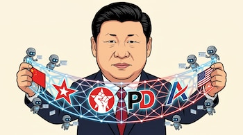 Caricatura de Xi Jinping en traje oscuro, sosteniendo una red digital con logos (PCC, PSL, PD, AA) y banderas de China y EE. UU. Pequeños bots grises rodean la red.
