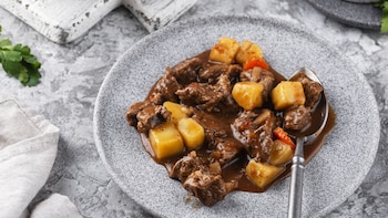 Receta de carne asada a la gallega, el guiso de ternera con patatas y pimientos para honrar a la cocina casera de siempre