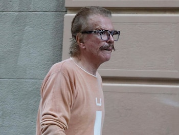 04/09/2026 Edmundo Arrocet.
Momentos complicados para Edmundo Arrocet después de que en una revisión médica le diagnosticasen una mancha y un bulto en el riñón. Y aunque todavía no conoce los resultados de las pruebas médicas que determinarán si es grave o no, el humorista chileno ha roto su silencio en declaraciones exclusivas a la revista Semana poniéndose ya en el peor escenario posible.
EUROPA ESPAÑA SOCIEDAD
