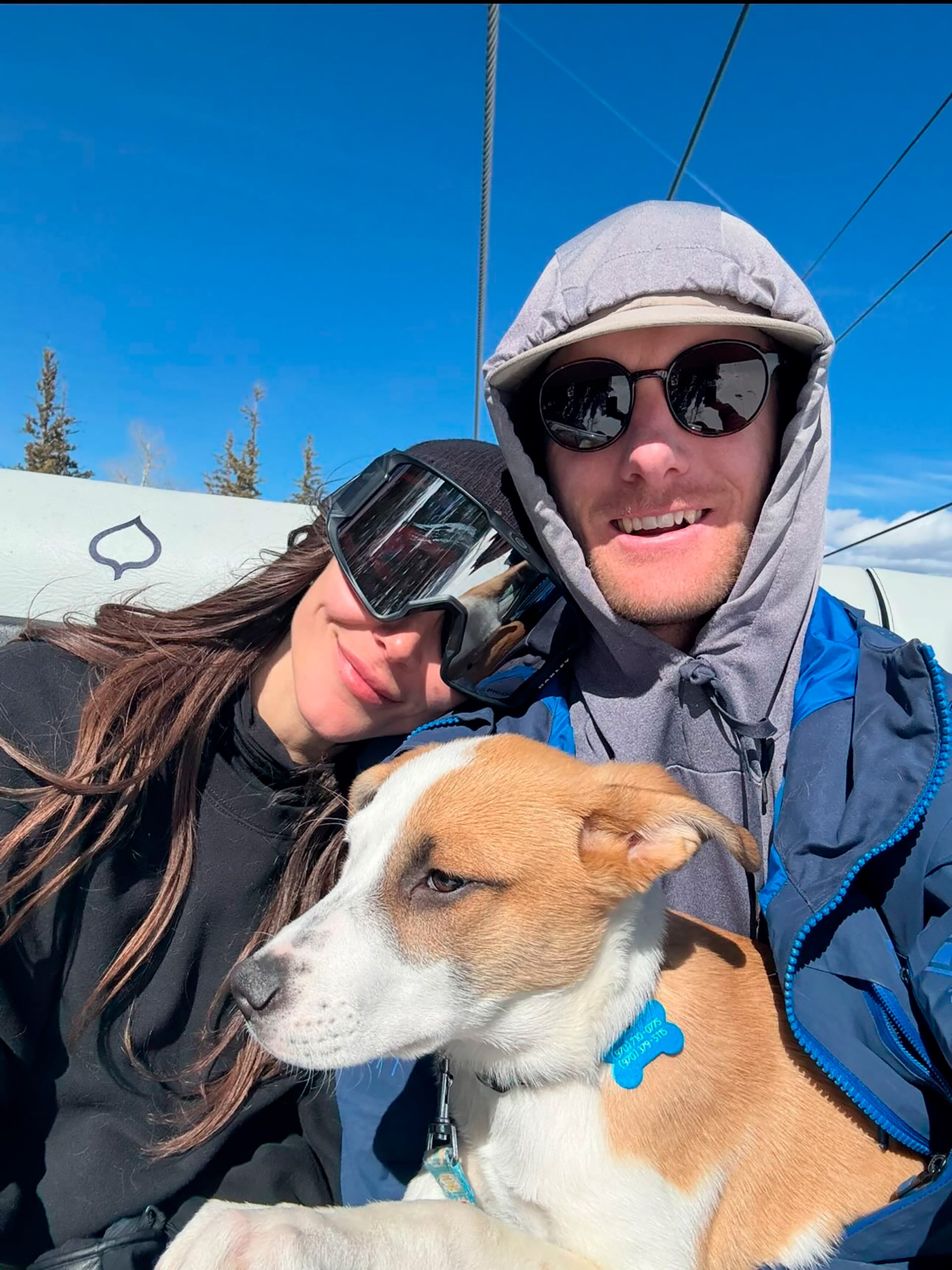 Ernestina Pavlovsky, la argentina detenida por las autoridades migratorias de Estados Unidos, posa junto a su pareja Cody Kosinski y su perro.
