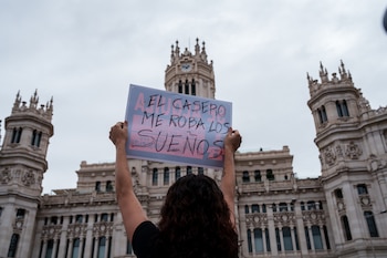 Una persona sostiene una pancarta con lema 'El casero me roba los sueños' durante la manifestación para exigir una reducción del precio de los alquileres de la vivienda en Madrid.