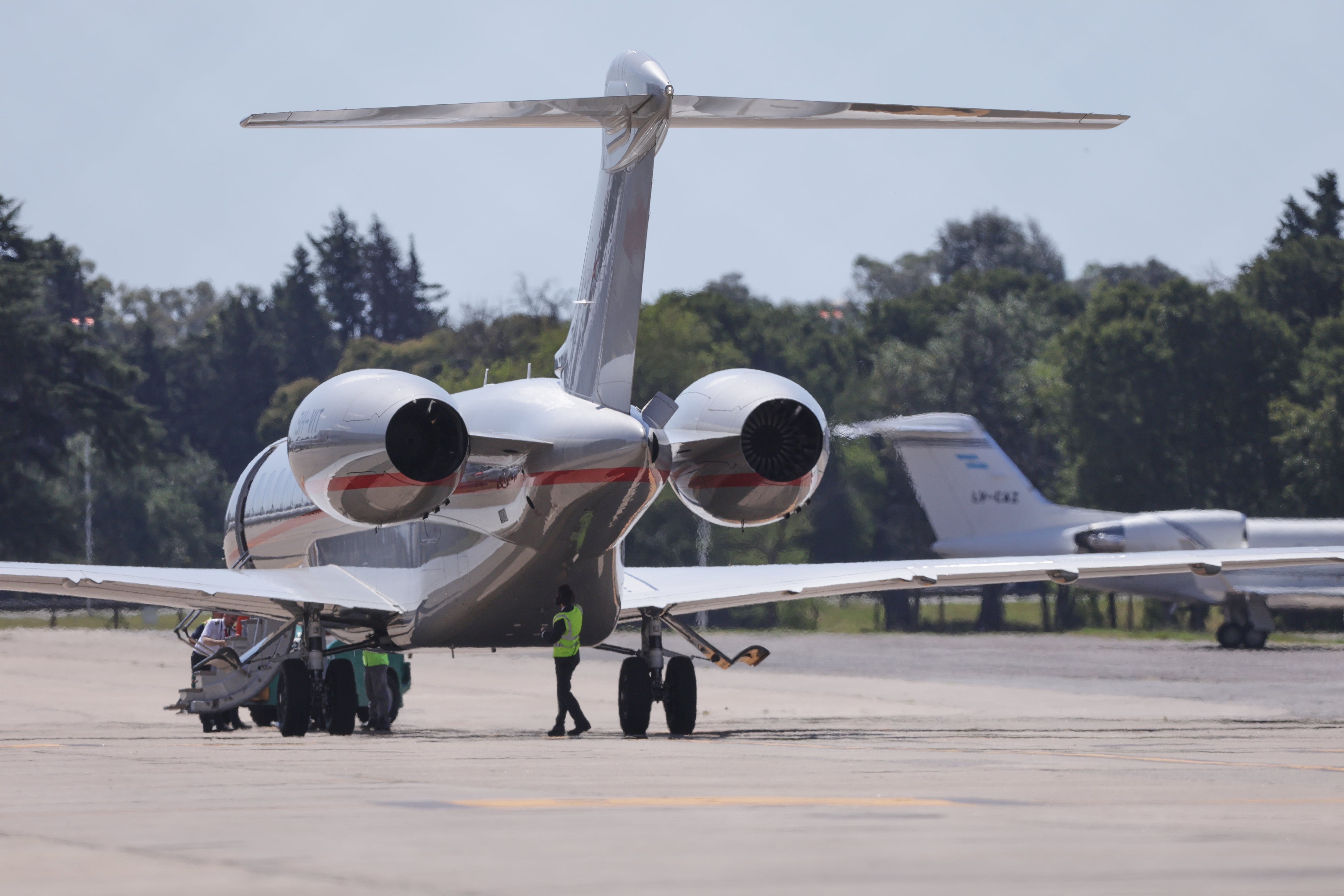 El avión privado sufrió una demora técnica de 20 minutos por una falla en los implementos de remolque, que se resolvió antes del despegue sin inconvenientes
