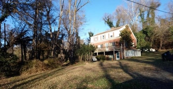 A un costado del río