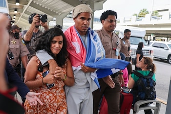 El activista cubano Luis Manuel Otero Alcántara en el Aeropuerto Internacional de Miami el pasado 18 de julio (AP foto/David Santiago)