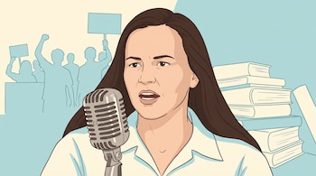 Ilustración de Rita Irene Wald Jaramillo de cabello castaño, hablando en micrófono antiguo. Siluetas de estudiantes con pancartas y libros apilados detrás.