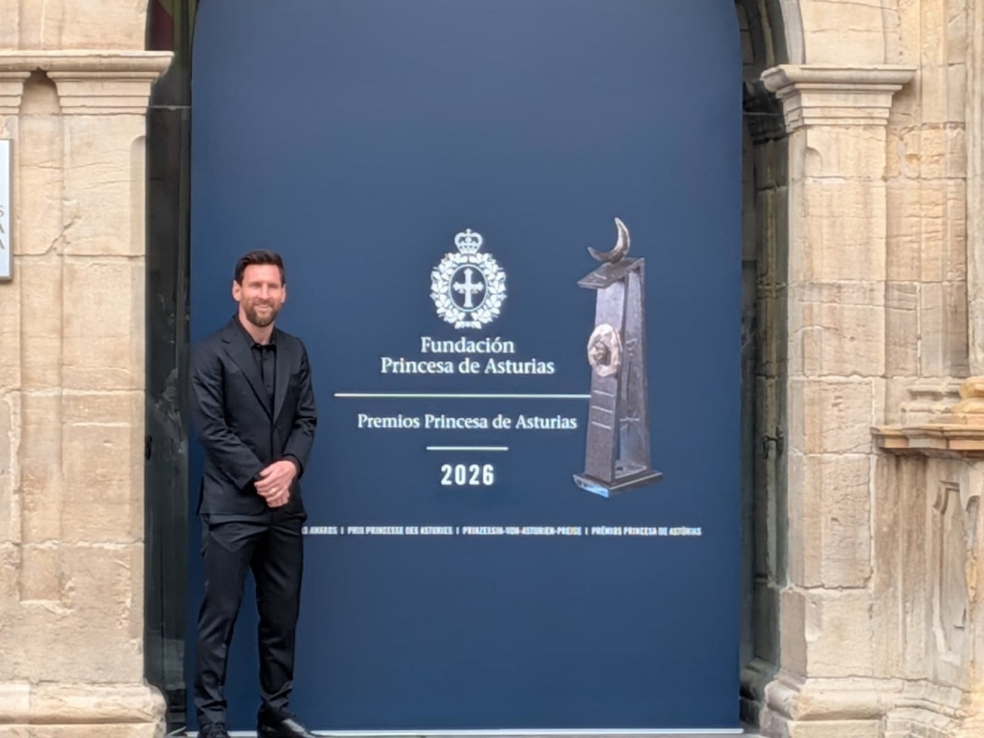 Leo Messi llega a Oviedo entre gritos y aplausos de sus admiradores
