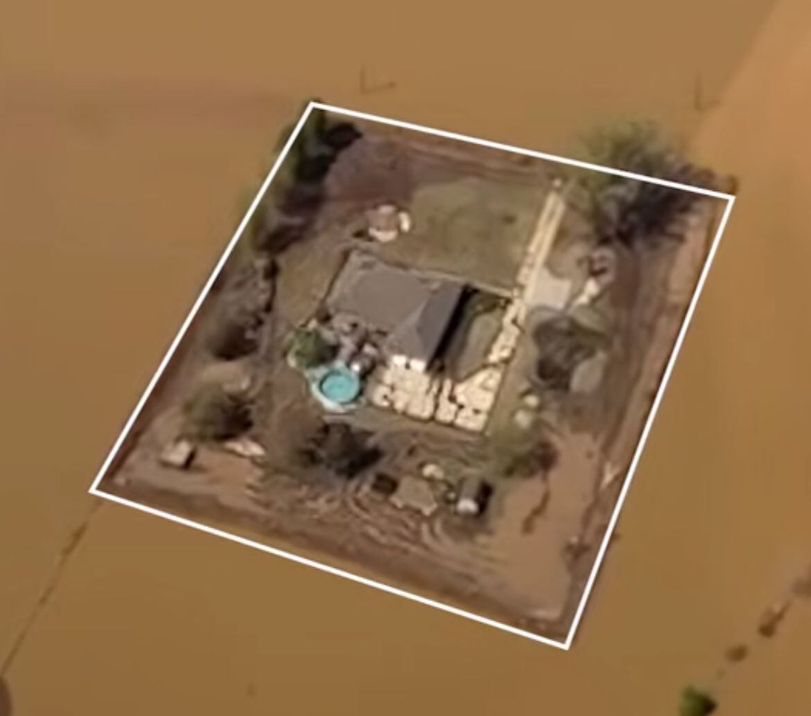 Dos hermanos de Tennessee construyen un dique con excavadora para salvar su vivienda de devastadoras inundaciones. (Crédito: The Weather Channel)