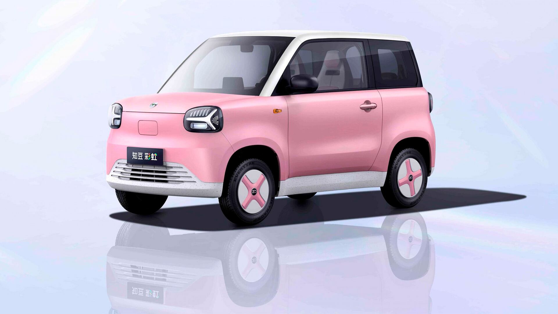 Uno de los modelos más llamativos es este auto urbano Zhidou Rainbow que está levemente por encima de los requerimientos mínimos de peso y potencia del cupo