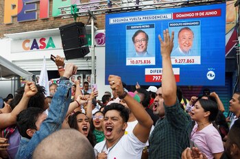 Los partidarios celebran después de que el candidato presidencial de izquierda colombiano Gustavo Petro de la coalición del Pacto Histórico ganara la segunda vuelta de las elecciones presidenciales, en Cali, Colombia, el 19 de junio de 2022. REUTERS/David Lombeida NO HAY REVENTAS. SIN ARCHIVOS.