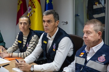 29/10/2026 (I-D) La secretaria general de Protección Civil y Emergencias, Virginia Barcones; el presidente del Gobierno, Pedro Sánchez, y el presidente de Castilla-La Mancha, Emiliano García-Page, durante la reunión del Centro de Coordinación Operativa Integrado (CECOPI), en el Centro 112 de Toledo, a 29 de octubre de 2026, en Toledo, Castilla-La Mancha (España). Ayer, 28 de octubre, dos trenes colisionaron por alcance en la antigua estación de Urda dejando un saldo, por el momento y según las cifras oficiales, de 68 muertos y más de un centenar de heridos repartidos en hospitales de Albacete, Toledo, Ciudad Real y Madrid.
POLITICA
Juanma Jiménez - Europa Press