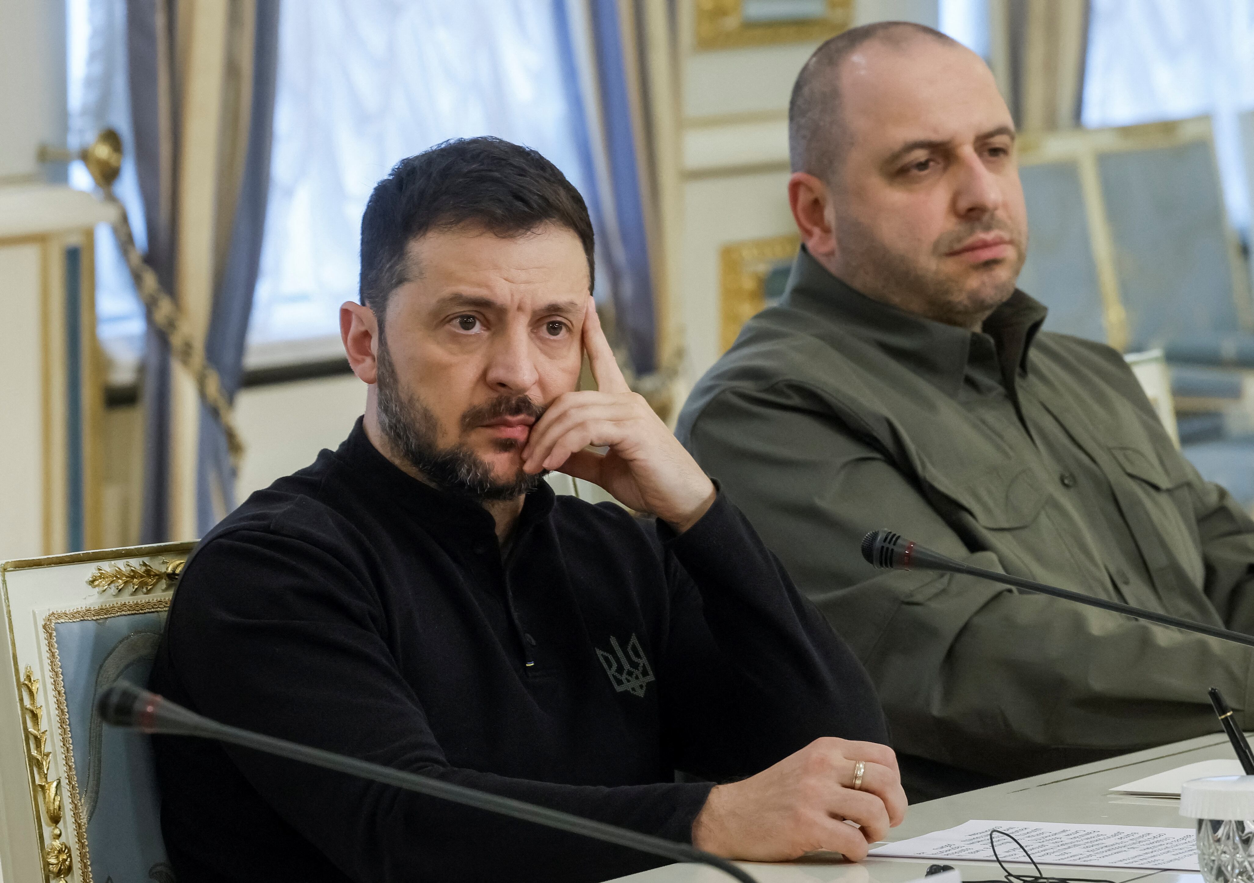 Volodimir Zelensky junto a Rustem Umerov en Kiev el 14 de enero de 2025 (REUTERS/Gleb Garanich)