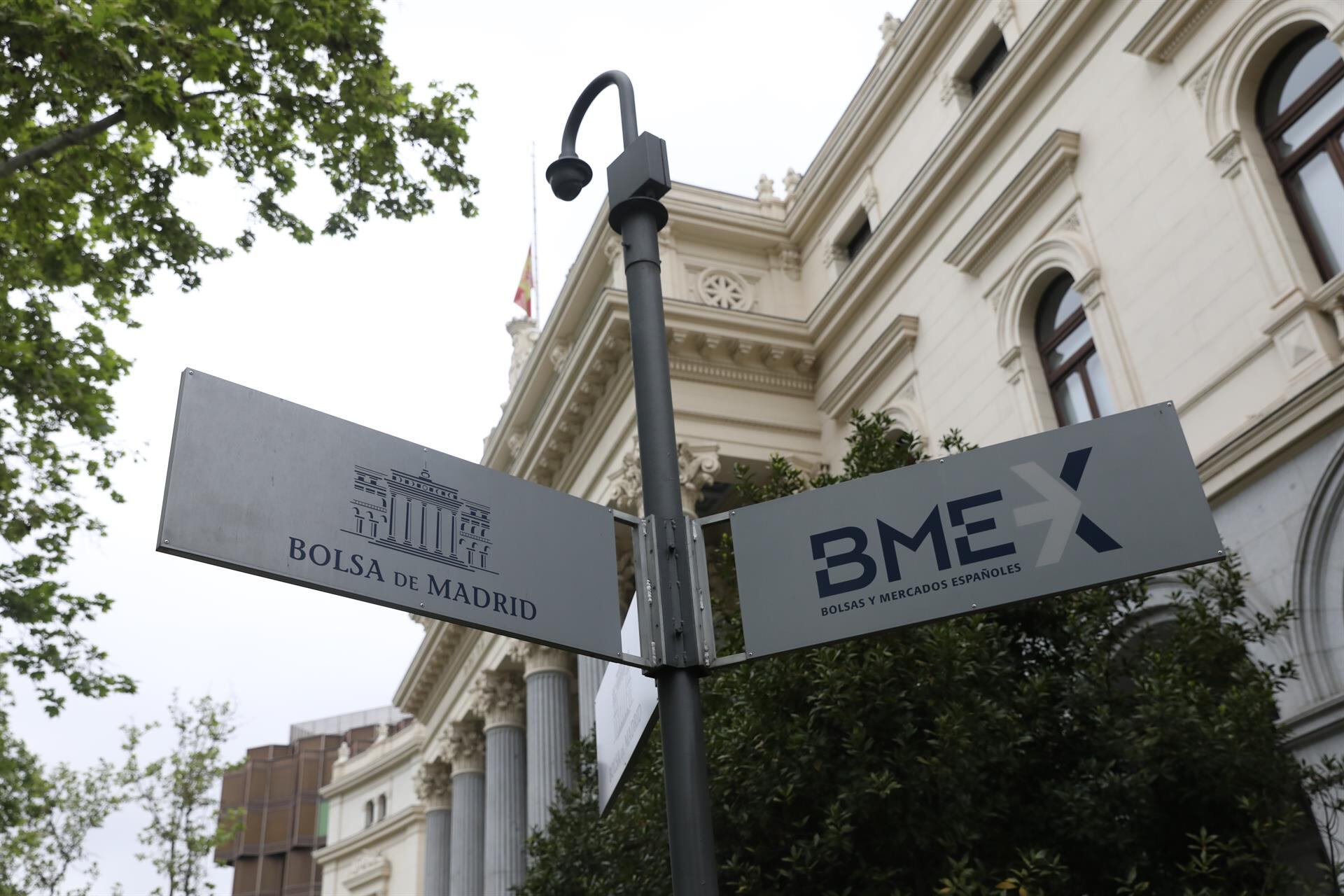 El Ibex 35 se acerca a los 18.100 puntos tras subir casi un 0,3% en la apertura