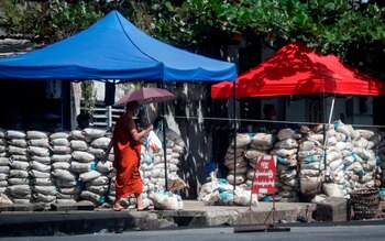 Un monje busdista camina por