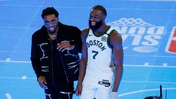 Jaylen Brown viajó a Washington con un abrigo del Córdoba
