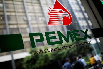 Pemex denuncia a la directora