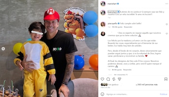 Hombre con gorra roja de Mario y niño con rostro difuminado y disfraz amarillo posan junto a decoración de Super Mario Bros, globos y tarta