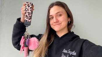 Tamara Pons junto al llavero
