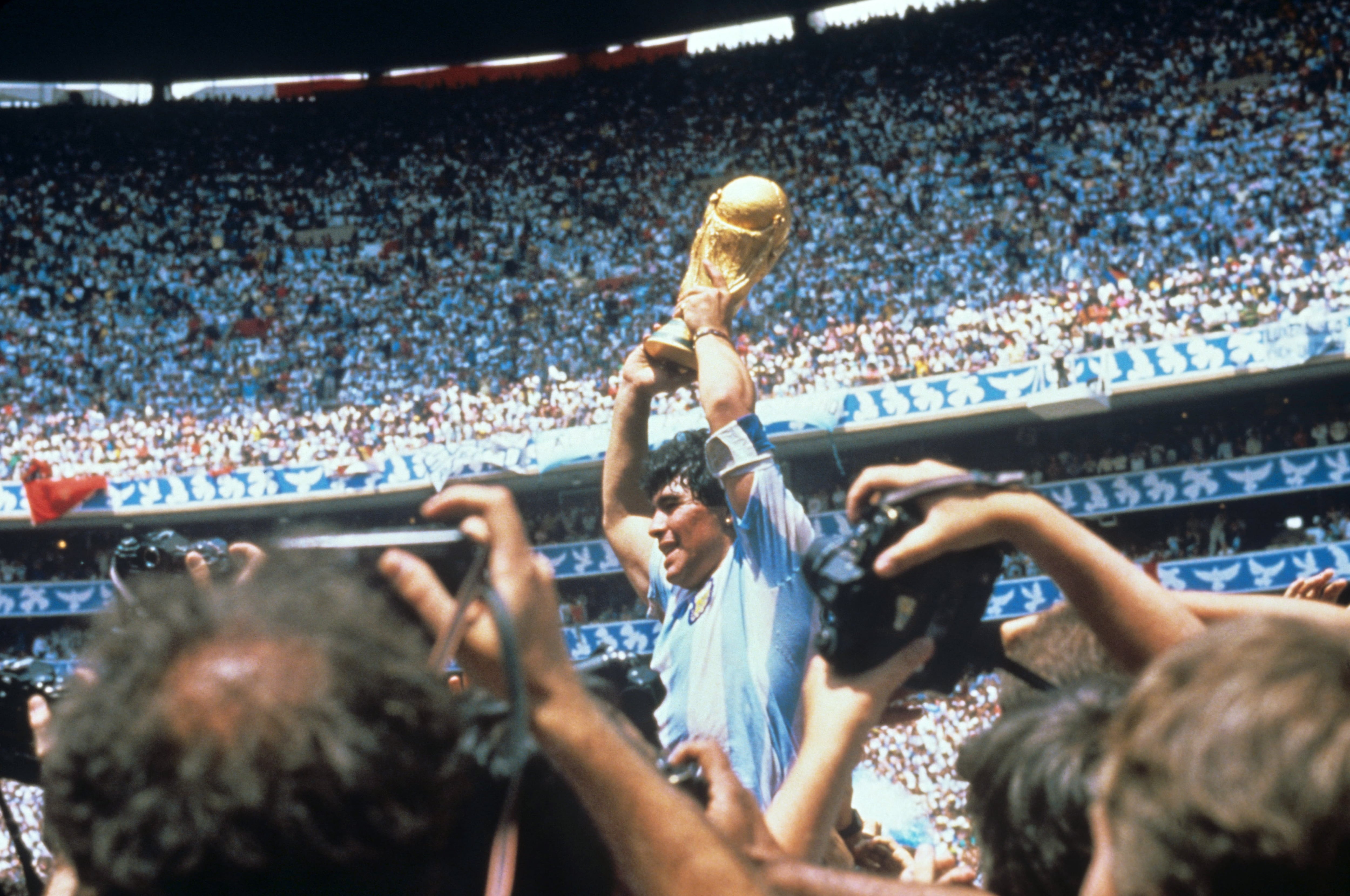 Maradona levanta la segunda Copa del Mundo para Argentina en México 1986 (EFE/ra)