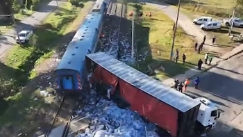 Impactante choque entre un tren y un camión en Pilar: la línea San Martín está reducida