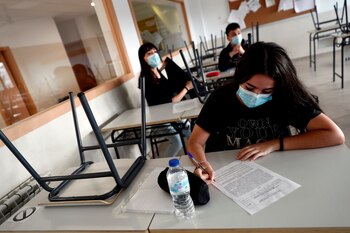 Varios estudiantes en un aula