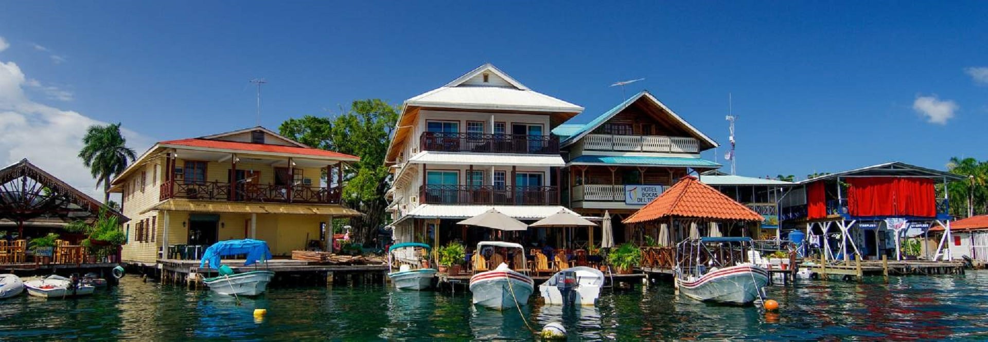Isla Colón concentra una parte importante de la oferta hotelera, gastronómica y recreativa de Bocas del Toro, con una economía estrechamente vinculada al turismo. Tomada de la ATP
