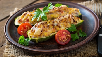 Calabacín relleno de pollo con queso gratinado: una receta sencilla y saciante para triunfar en las comidas familiares o en reuniones con amigos