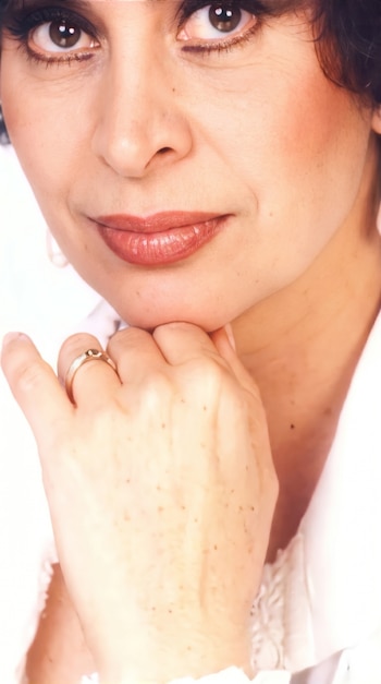 Primer plano de Beatriz Matar, mostrando su rostro desde los ojos hasta el cuello, con la mano derecha apoyada en la barbilla y un anillo en el dedo.