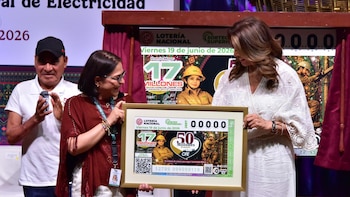 La CFE celebra 50 millones de usuarios con un billete especial de la Lotería Nacional