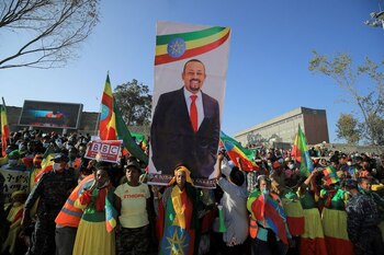 Varias personas portan una pancarta con la imagen del primer ministro etíope, Abiy Ahmed, durante una protesta progubernamental en denuncia de las que sus participantes consideran son interferencias por parte del Frente de Liberación Popular de Tigray y de los países occidentales en los asuntos internos de Etiopía (REUTERS/Tiksa Negeri)