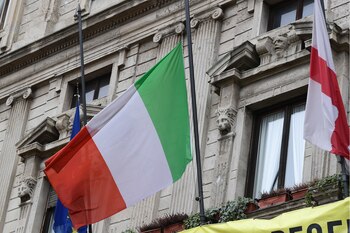 La bandera a media hasta