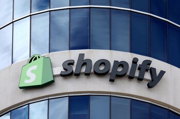 Foto de archivo del logo de Shopify en el edificio corporativo de la empresa en Ottawa, Ontario, Canada
Sep 28, 2018. REUTERS/Chris Wattie/