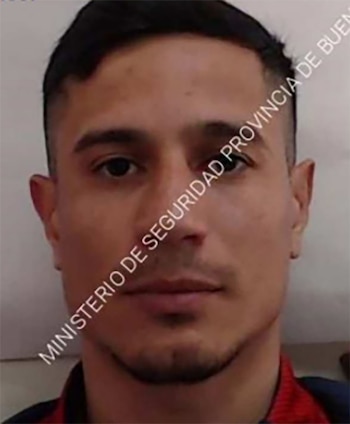 Un hombre joven de piel clara, cabello oscuro corto y barba incipiente, mirando directamente a la cámara. Una marca de agua diagonal cruza su rostro