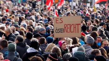 Multitudinaria protesta en Viena contra