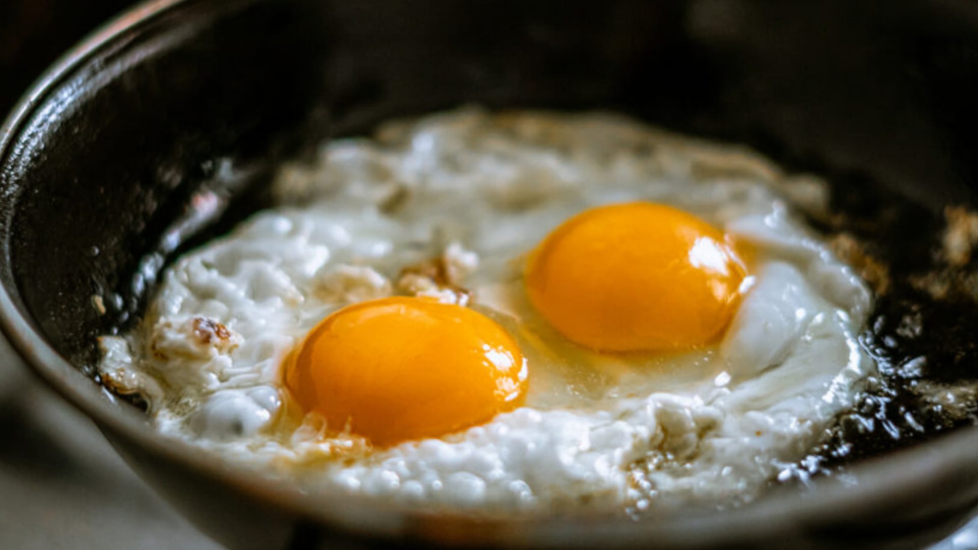 Un par de huevos fritos (Imagen de archivo)