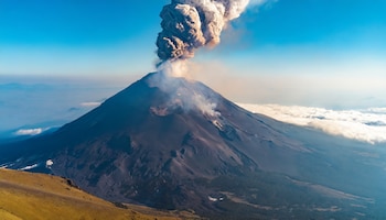 Volcán Popocatépetl
Erupción
Lava
Humo y cenizas
Actividad volcánica
Fenómeno natural
México
Peligro volcánico
Geología
Observación geológica
Imagen que muestra la espectacular erupción del volcán Popocatépetl en México, con lava, humo y cenizas, destacando la magnitud de este fenómeno natural. - (Imagen ilustrativa Infobae)