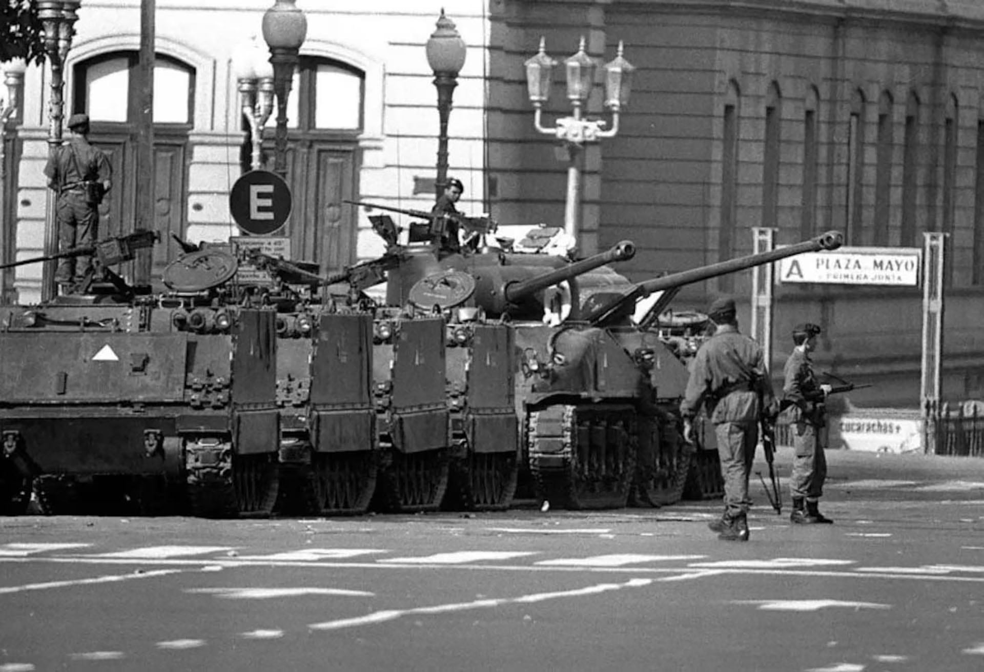 Tanques militares y soldados en la Plaza de Mayo en Buenos Aires durante el golpe de Estado del 24 de marzo de 1976. De pronto, toda la ciudad se había militarizado (AFP)