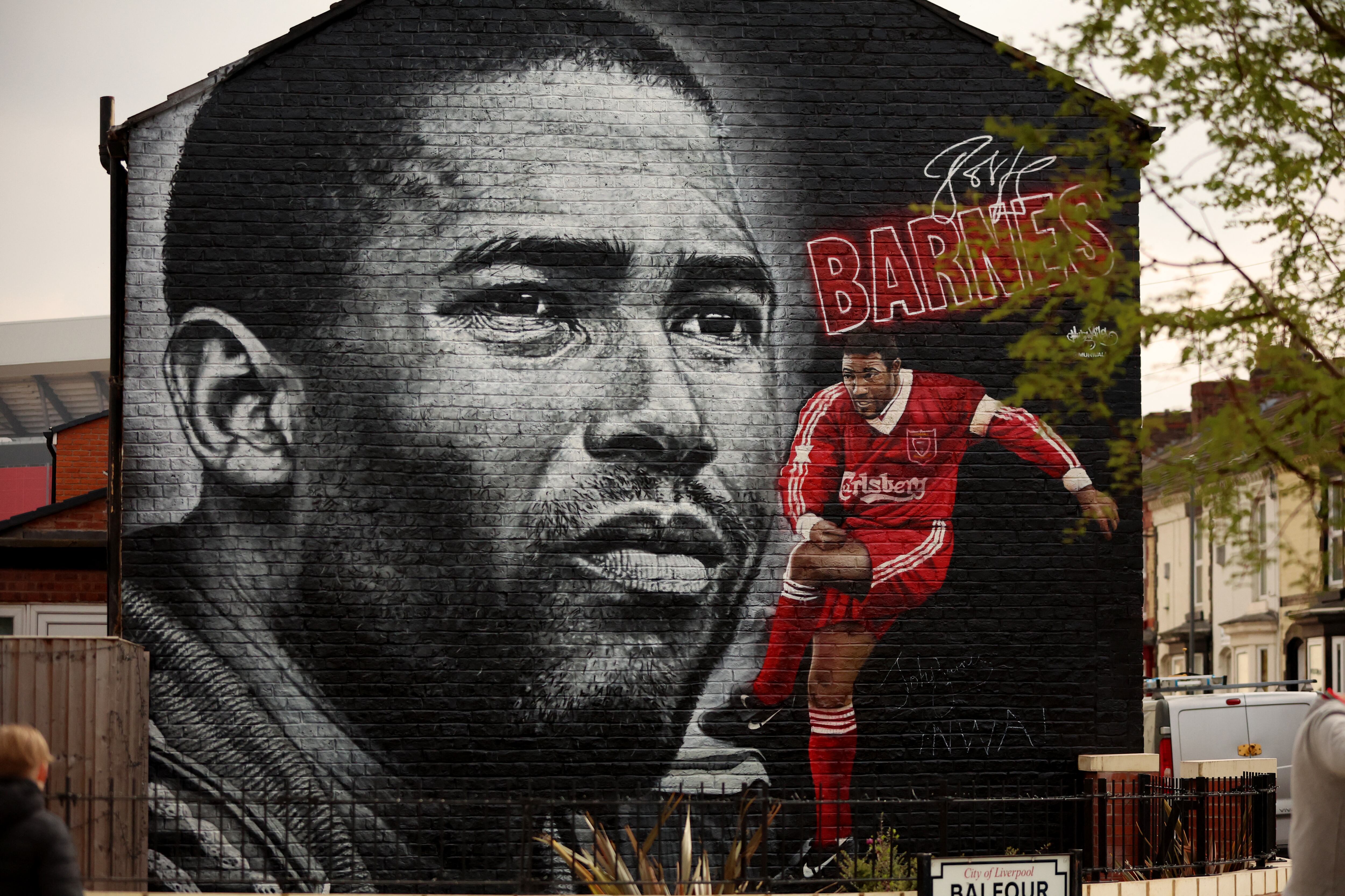 Mural en honor a Barnes, en una pared cercana al estadio del Liverpool (REUTERS/Phil Noble)