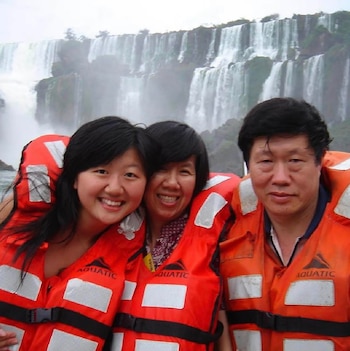 Karina Gao junto a sus