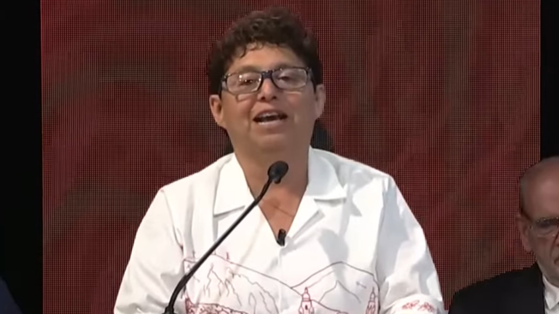 Menciona a los residentes de los cerros y las quintas de Barrios Altos que, según su discurso, continúan sin agua y sin teleférico. Captura de pantalla