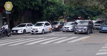 Se presentan asentamientos viales al cruce con semáforos en Niza entre Av. Paseo de la Reforma y Av. Chapultepec.
Crédito: X / @OVIALCDMX