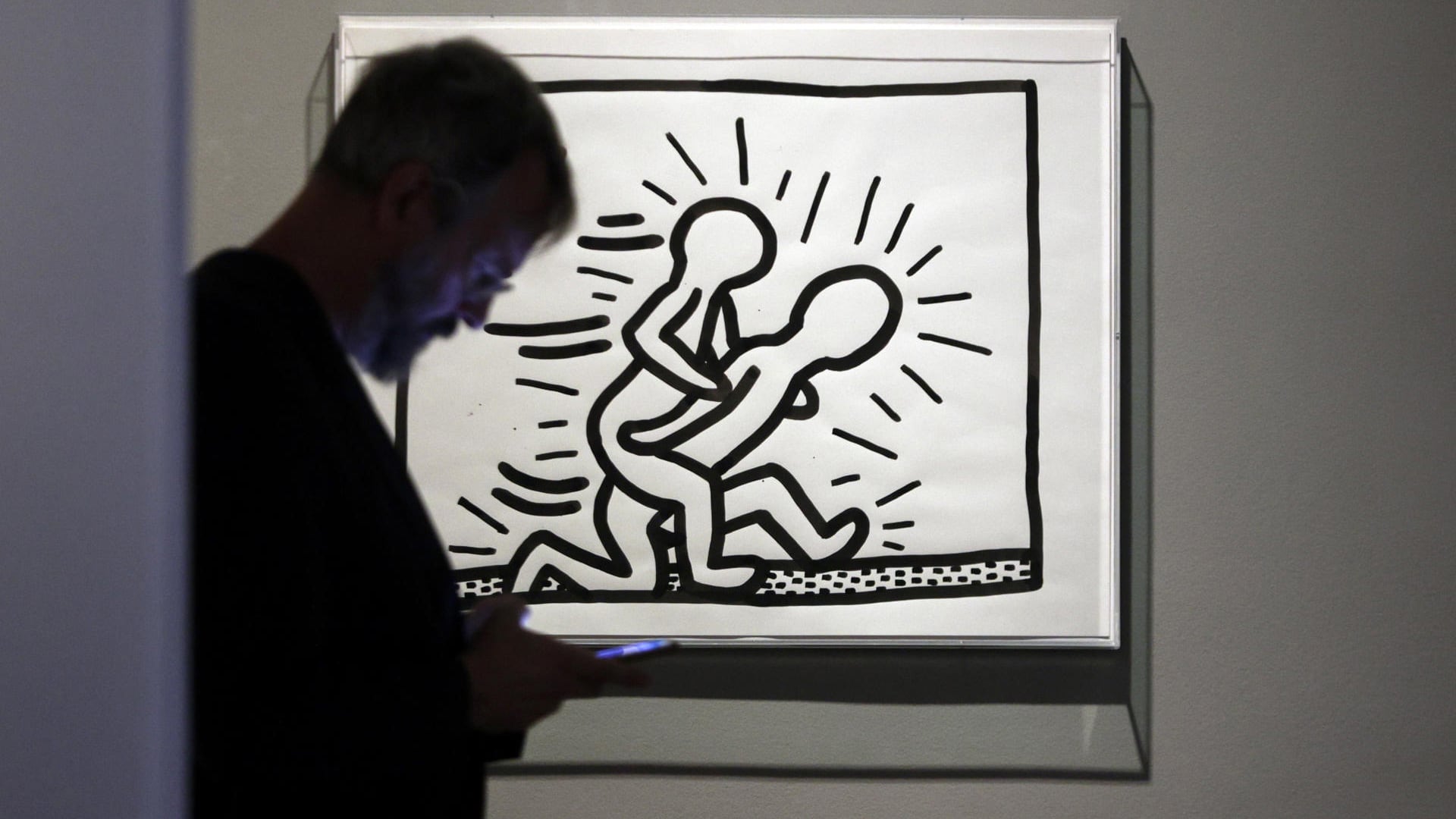 Una persona junto a la obra