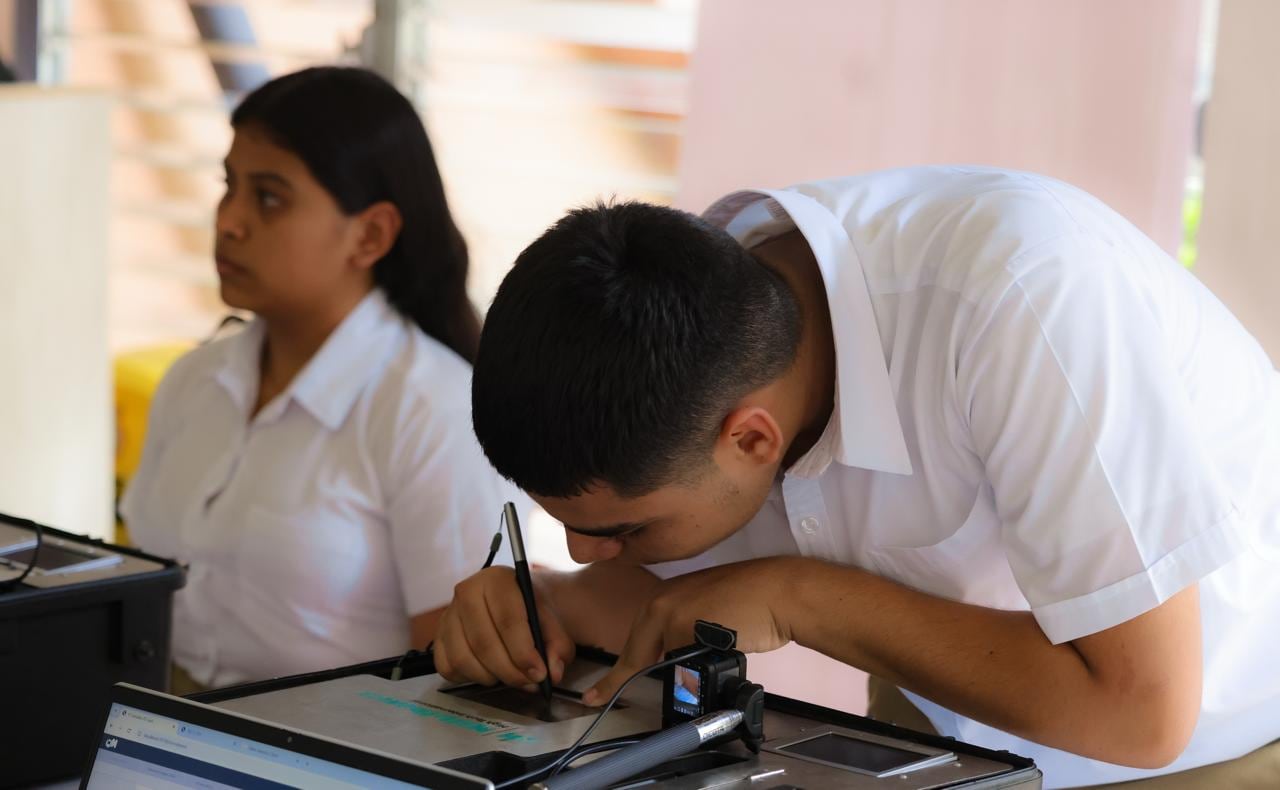 Un estudiante del Instituto Nacional Francisco Menéndez realiza el trámite de preenrolamiento para la obtención anticipada del Documento Único de Identidad (DUI), en San Salvador, durante una jornada con 300 alumnos organizada por el Ministerio de Educación. (Foto cortesía Secretaría de Prensa).
