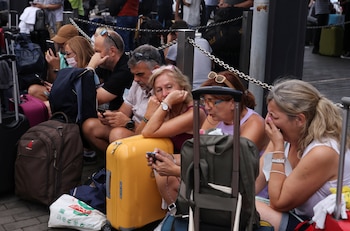 Un grupo de turistas esperan