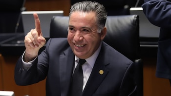 Enrique Inzunza regresa al Senado tras licencia exprés. FOTO: DANIEL AUGUSTO/ CUARTOSCURO.COM