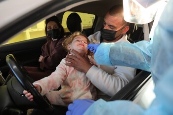 Una enfermera realiza un test