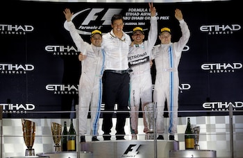 Valtteri Bottas celebra el tercer puesto en Abu Dhabi 2014. En el medio el medio el ganador, Lewis Hamilton, el jefe de Mercedes, Toto WolFf, y a la izquierda, Felipe Massa, quien resultó segundo (REUTERS/Hamad I Mohammed)