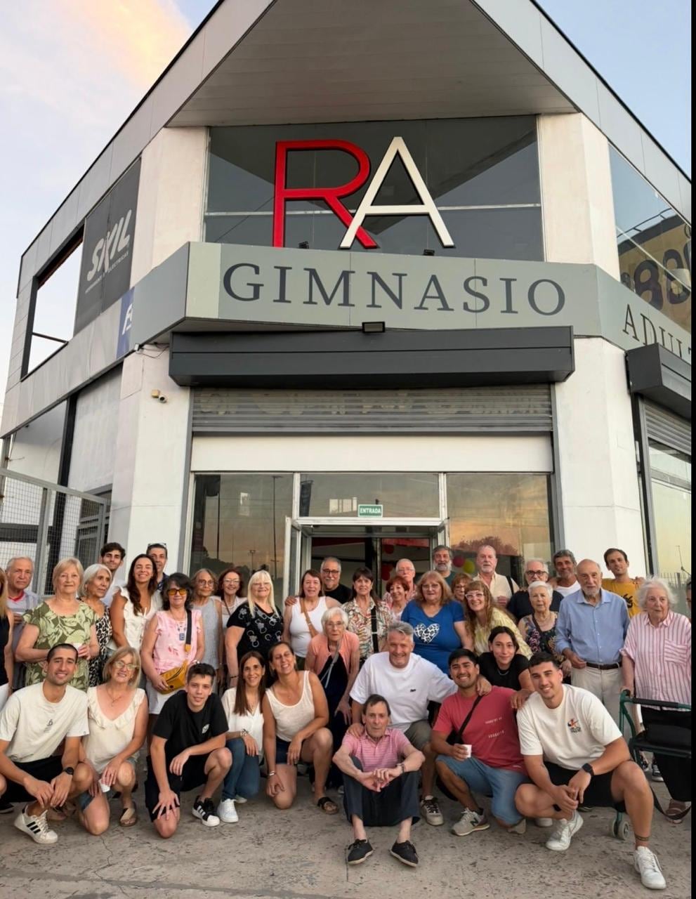 El equipo y los alumnos de uno de los gimnasios