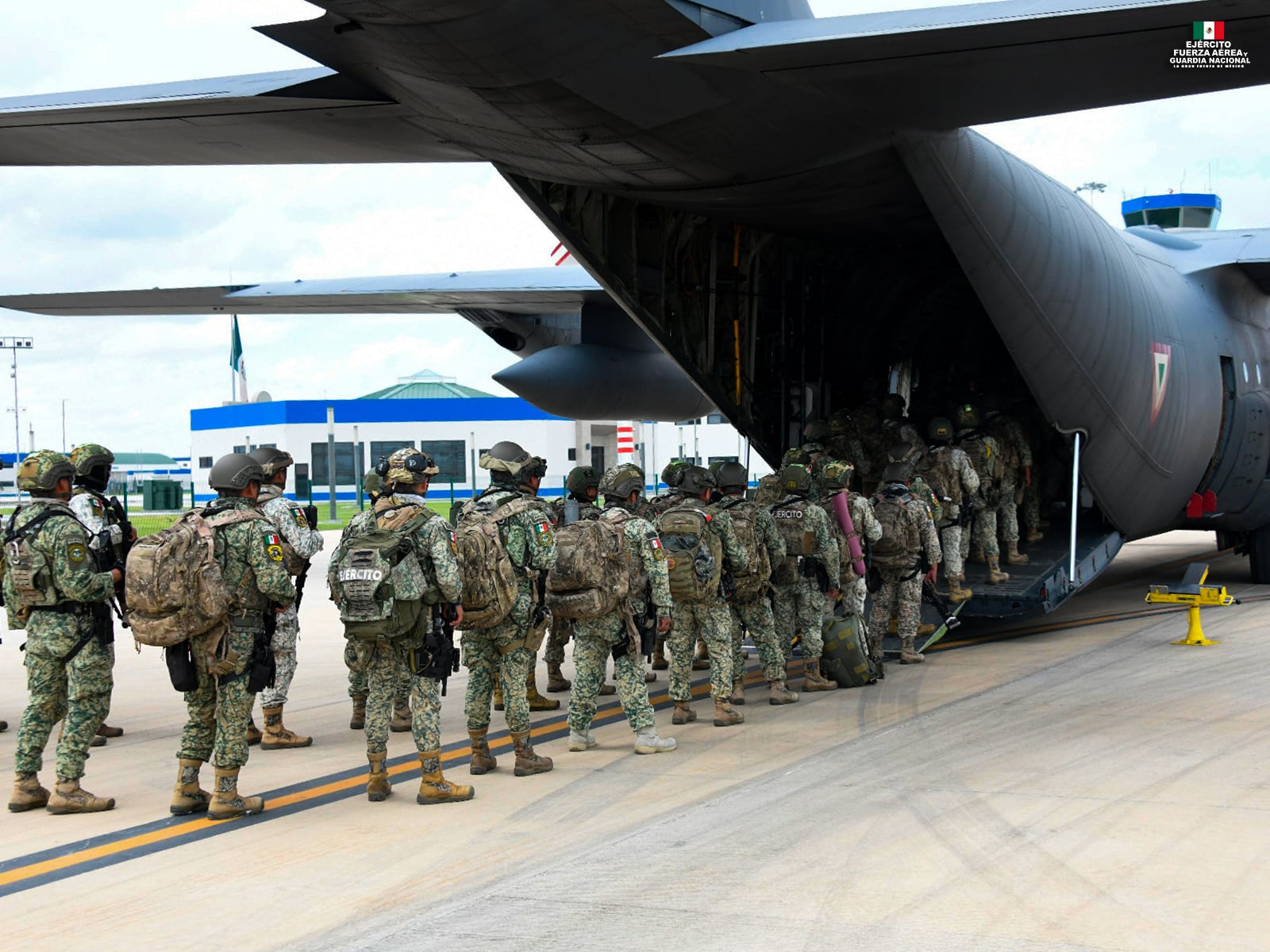 Más de 700 elementos federales y estatales participaron en las acciones desplegadas durante la madrugada. (X/@Defensamx1)