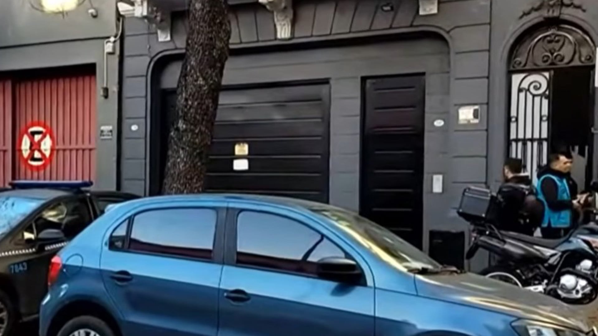 La imagen muestra la presencia policial y varios vehículos en la calle durante el operativo llevado a cabo en el barrio de Monte Castro.