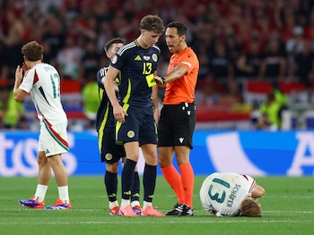 Tello dirigiendo el partido entre Hungría y Escocia por la Eurocopa 2024 (Foto REUTERS/Lee Smith)